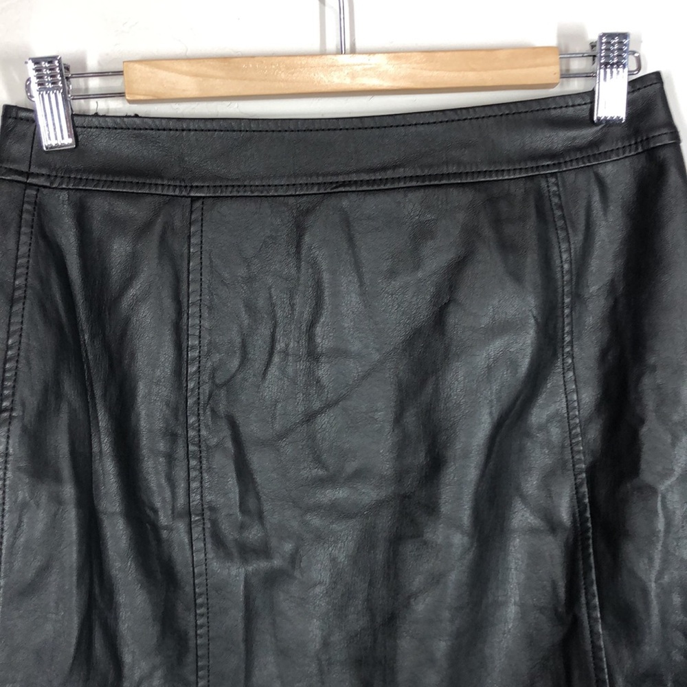 Express black faux leather mini skirt size 6 - Picture 6 of 9